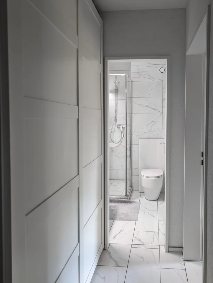 Ruhiges möbliertes 1,5-Zimmer-Apartment mit Pool / Quiet furnished 1.5-room apartment with pool