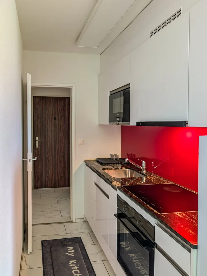 Ruhiges möbliertes 1,5-Zimmer-Apartment mit Pool / Quiet furnished 1.5-room apartment with pool