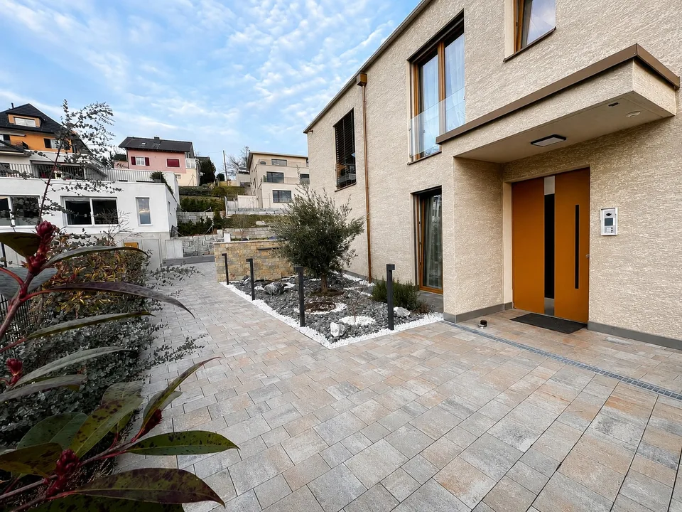 Appartement en attique moderne 4,5 pièces avec terrasse spacieuse et standard de propriété de haute qualité