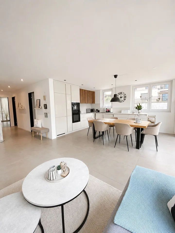 Appartement en attique moderne 4,5 pièces avec terrasse spacieuse et standard de propriété de haute qualité