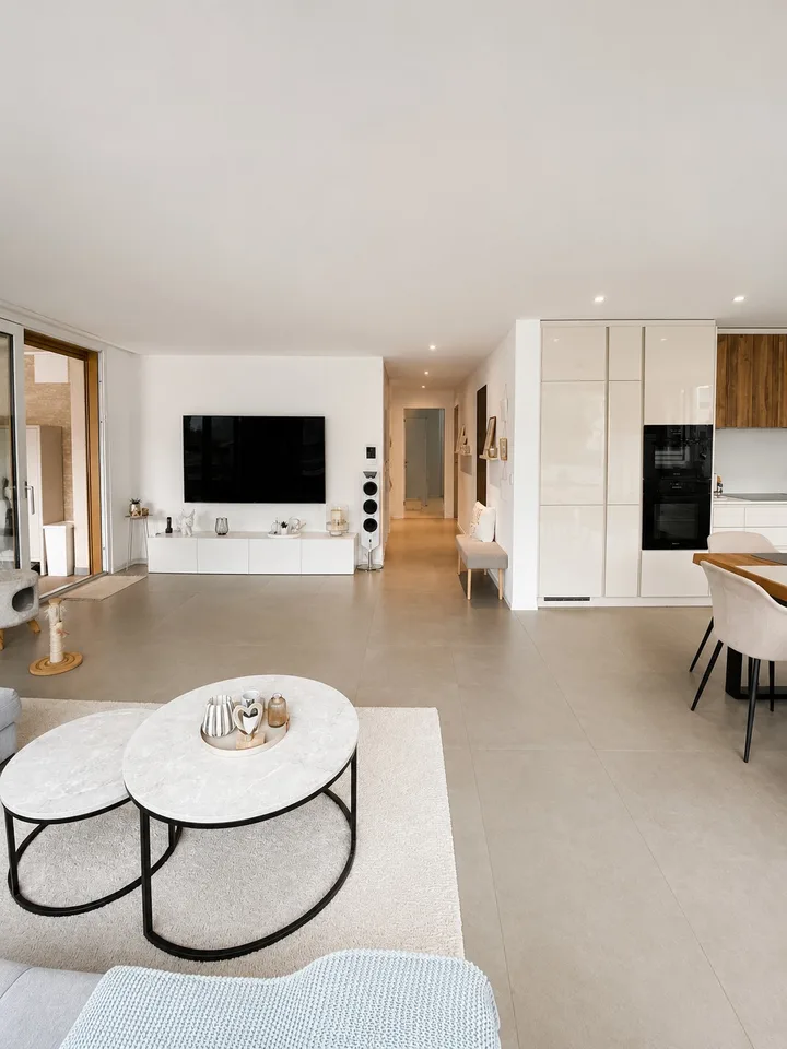 Appartement en attique moderne 4,5 pièces avec terrasse spacieuse et standard de propriété de haute qualité