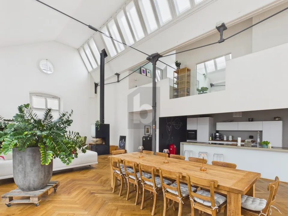 UNIQUE LIVING - A RARE OPPORTUNITY