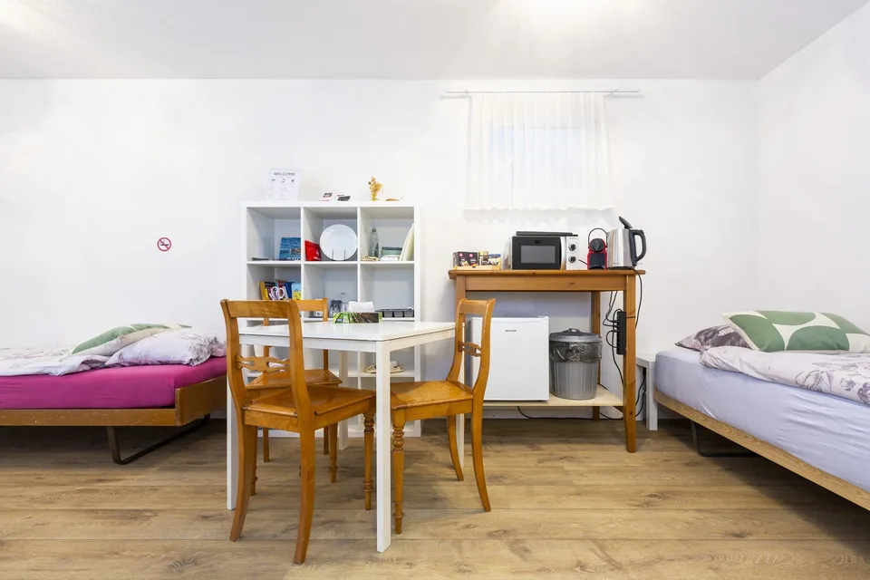 Möbliertes Zimmer | 30 m² | eigenes Bad | separater Eingang