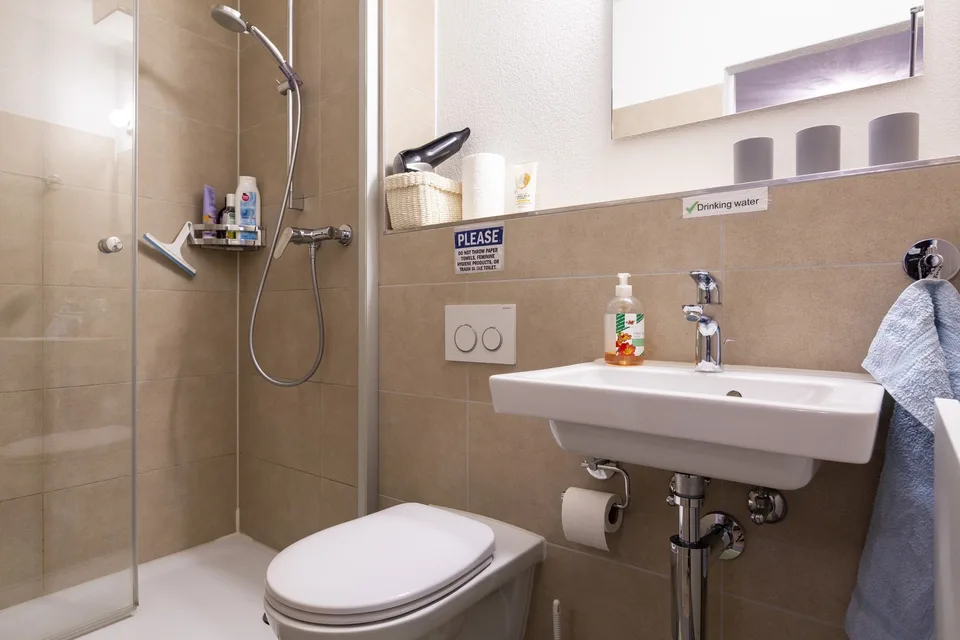 Möbliertes Zimmer | 30 m² | eigenes Bad | separater Eingang