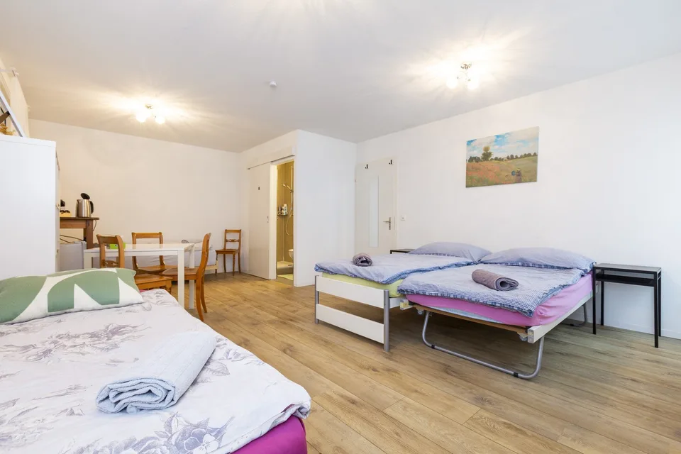 Möbliertes Zimmer | 30 m² | eigenes Bad | separater Eingang