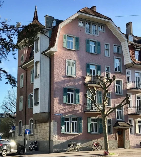 In nur 2 Gehminuten am Gleis - ideal für Pendler!