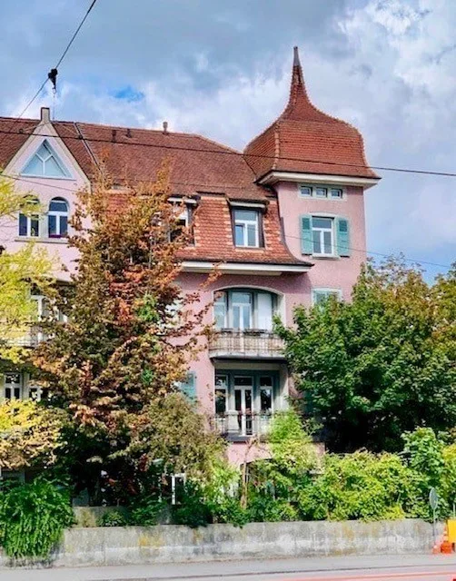 In nur 2 Gehminuten am Gleis - ideal für Pendler!
