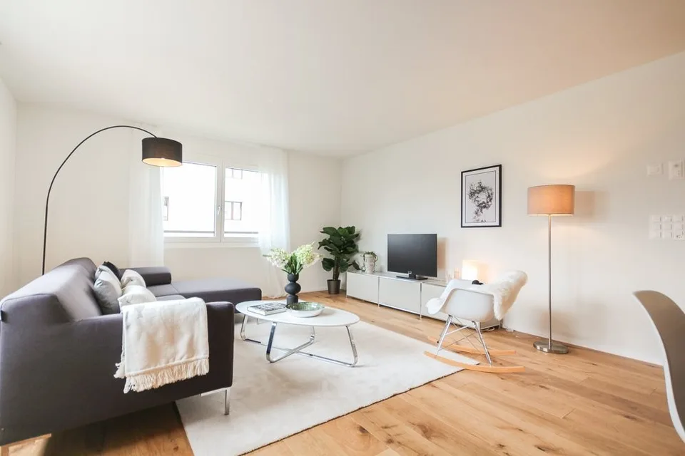 SPACIOUS AND BEAUTIFUL APARTMENT WITH LOGGIA
