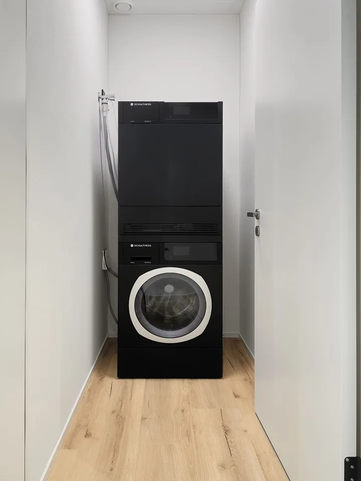Zwischenmiete: neue 3.5‑Zimmer‑Wohnung mit 24 m² Sitzplatz — Lachen SZ