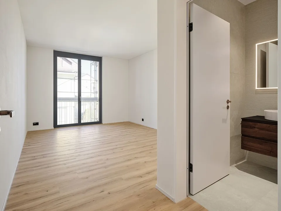 Zwischenmiete: neue 3.5‑Zimmer‑Wohnung mit 24 m² Sitzplatz — Lachen SZ
