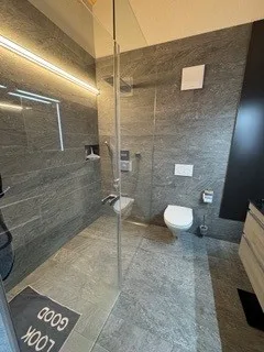 Hochmoderne Dachwohnung mit wunderschönem Dachbalkon – Foto 8 von 12