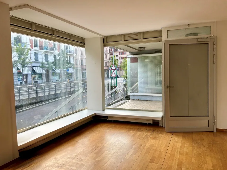 Local commercial avec vitrine et balcon - Centre-ville de Lausanne – Foto 3 von 4