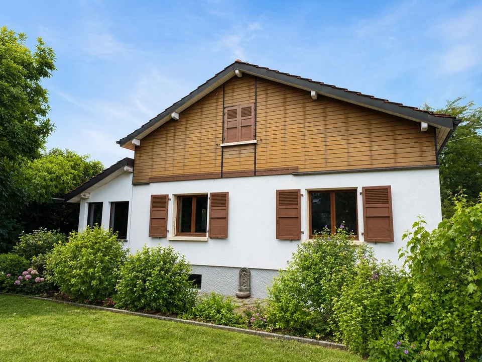 Maison individuelle 7 pièces rénovée avec jardin – Chambésy – Disponible immédiatement