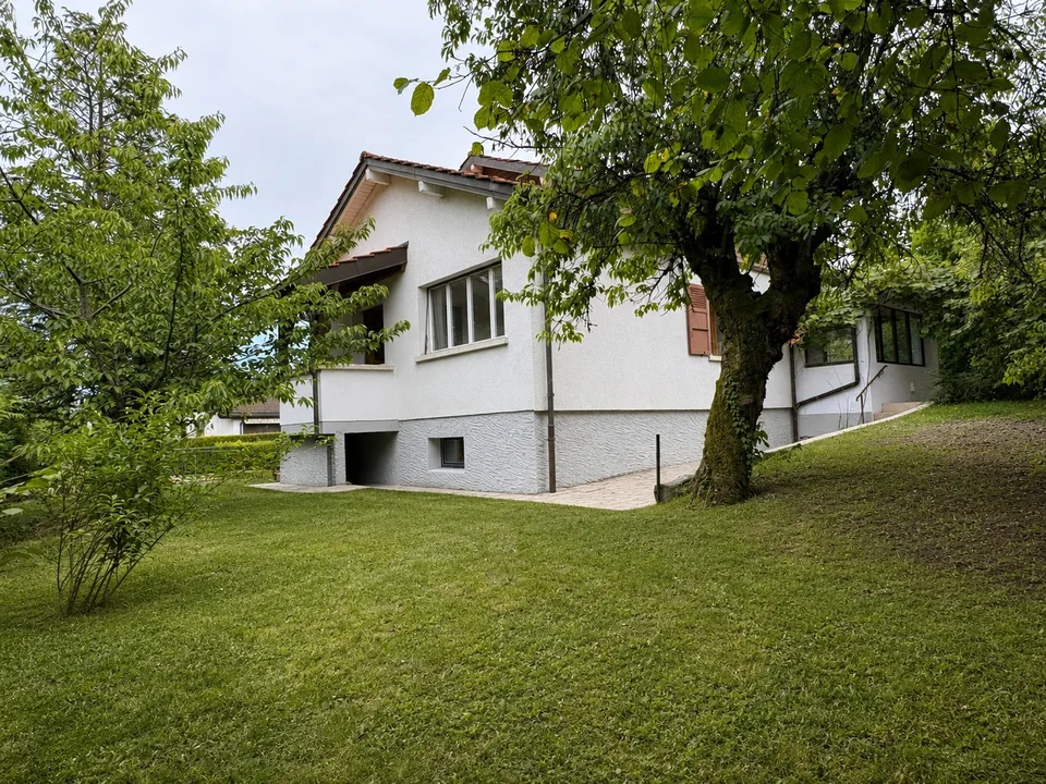 Maison individuelle 7 pièces rénovée avec jardin – Chambésy – Disponible immédiatement