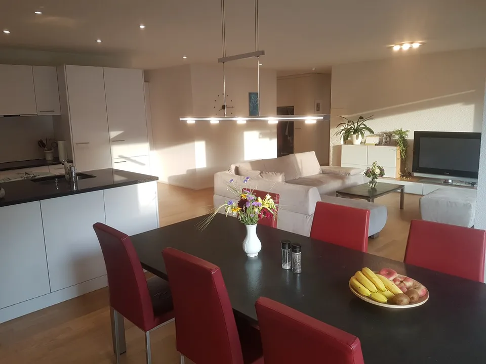 3.5-Zimmer-Wohnung mit grossem Wohnbereich, 2 Nasszellen und Balkon