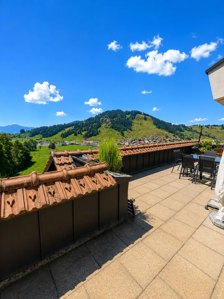 Grosszügiges Wohnen, viel Sonne und eine 42 m² grosse Terrasse mit hohem Erholungswert.