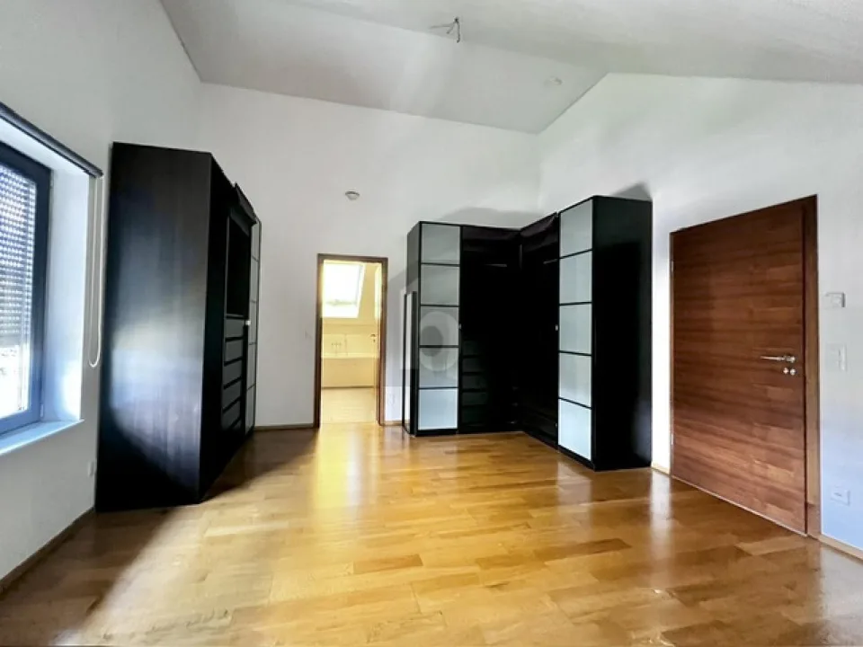 8 Zimmer Einfamilienhaus in Prangins | UrbanHome