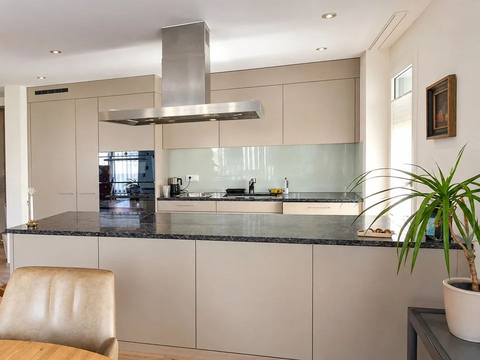 Moderne 4.5-Zimmer-Wohnung mit Wintergarten, Waschturm – Mietzins inkl. 2 Parkplätzen