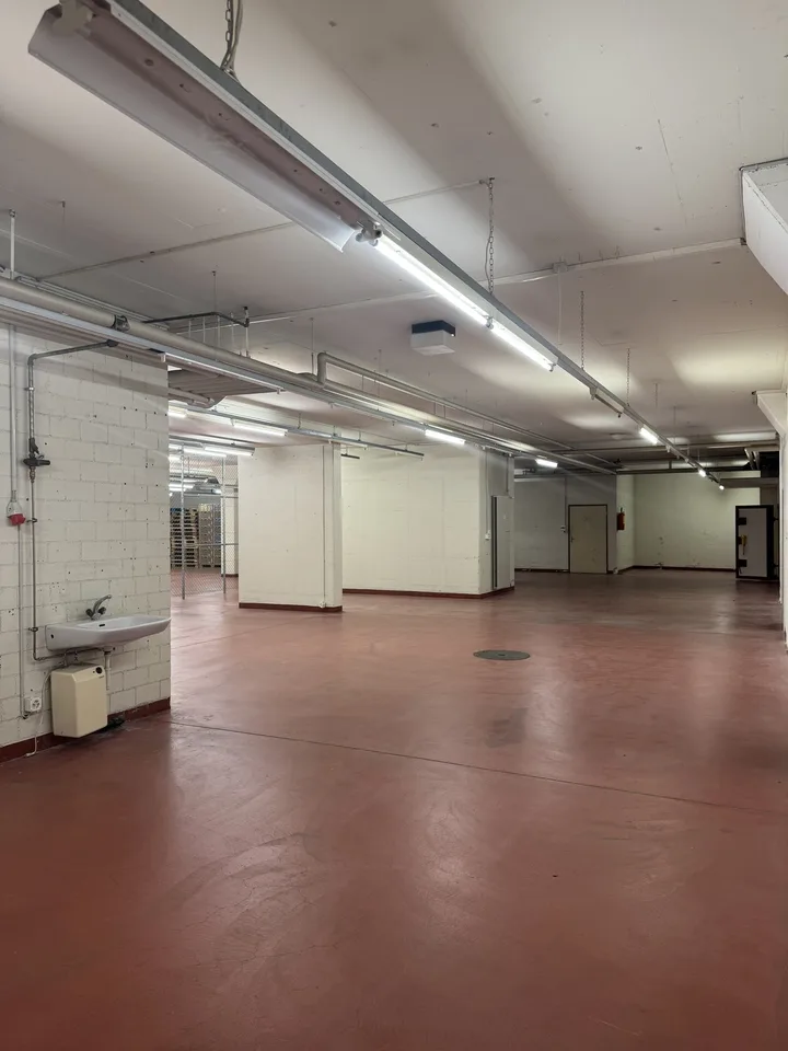 Grosszügige Lagerflächen an strategischer Lage – photo 3 of 11