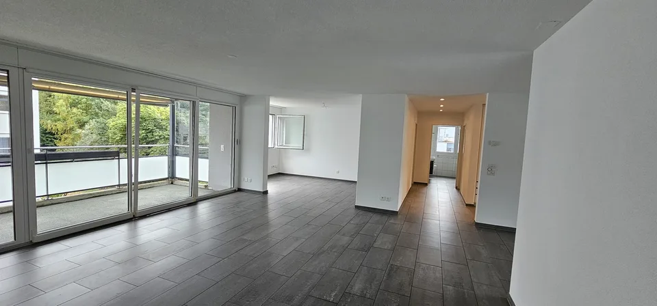 Grosszügige 4.5-Zimmer-Wohnung mit gedecktem Balkon und herrlicher Aussicht in Zofingen