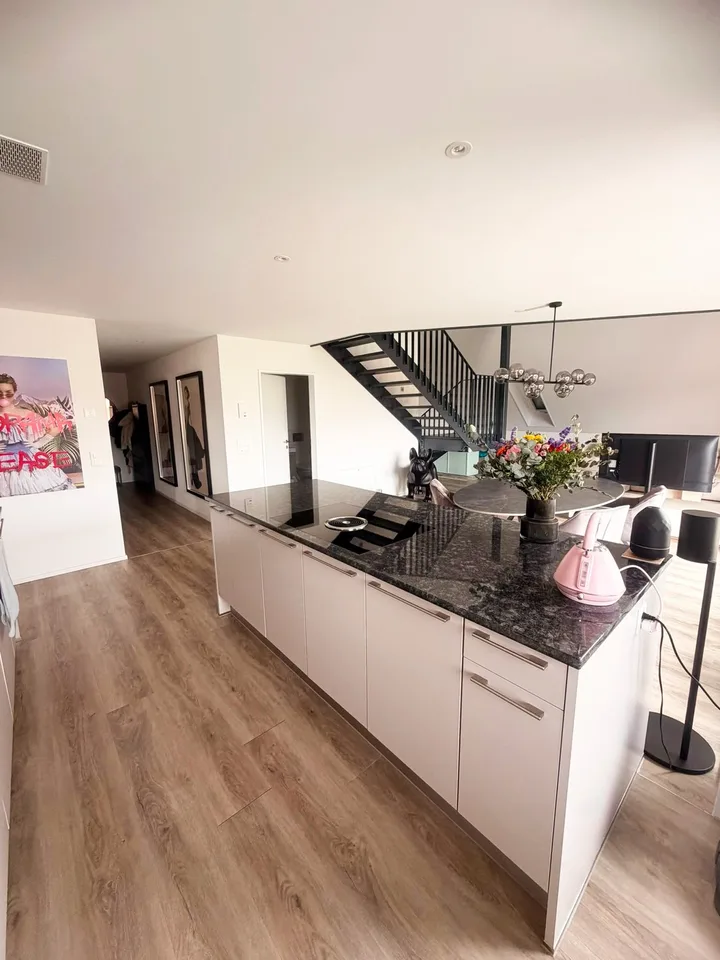 AUSSERGEWÖHNLICHE MAISONETTEWOHNUNG MIT AUSSICHT IM DORFHERZEN