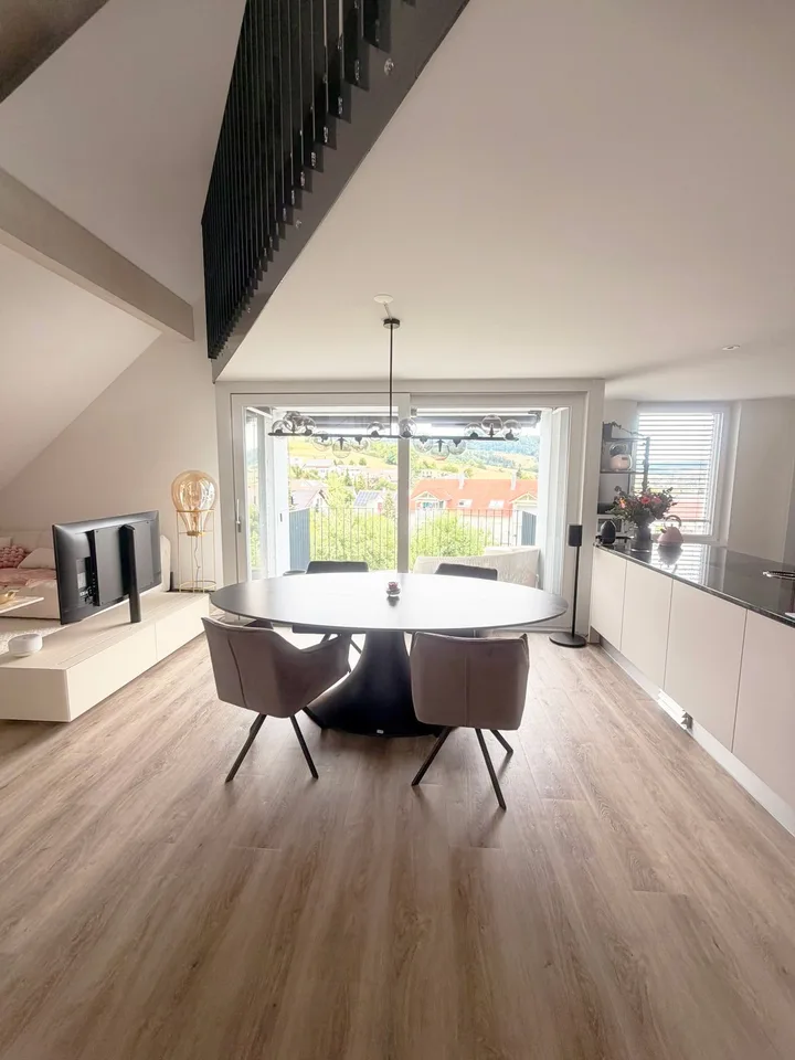 AUSSERGEWÖHNLICHE MAISONETTEWOHNUNG MIT AUSSICHT IM DORFHERZEN