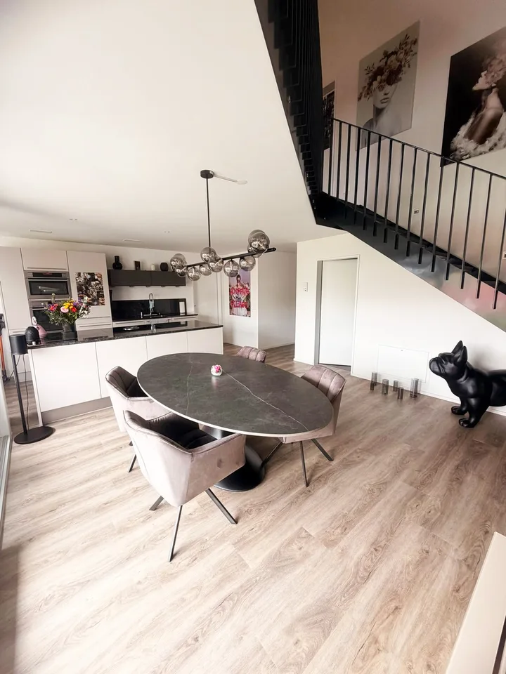 AUSSERGEWÖHNLICHE MAISONETTEWOHNUNG MIT AUSSICHT IM DORFHERZEN