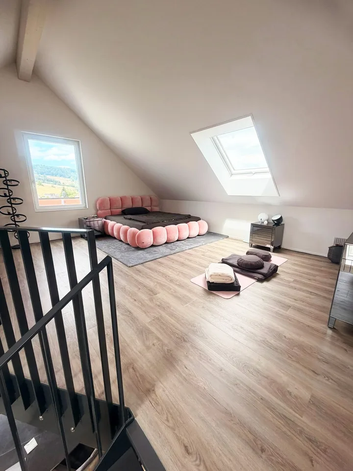 AUSSERGEWÖHNLICHE MAISONETTEWOHNUNG MIT AUSSICHT IM DORFHERZEN