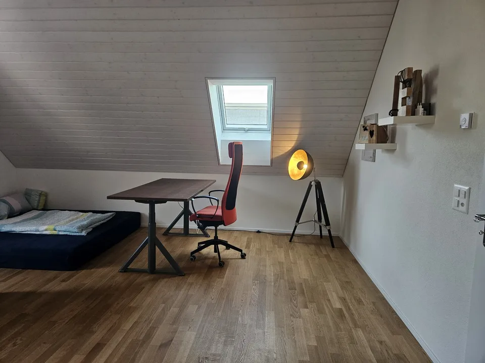 Ruhiges Zimmer auf eigener Etage zu vermieten