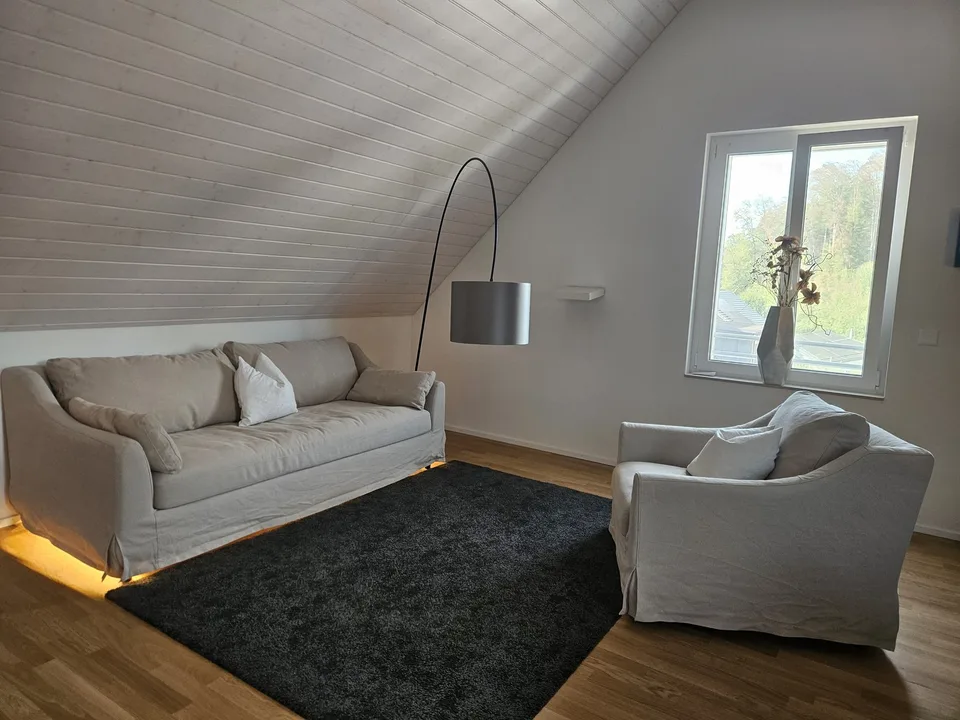 Ruhiges Zimmer auf eigener Etage zu vermieten