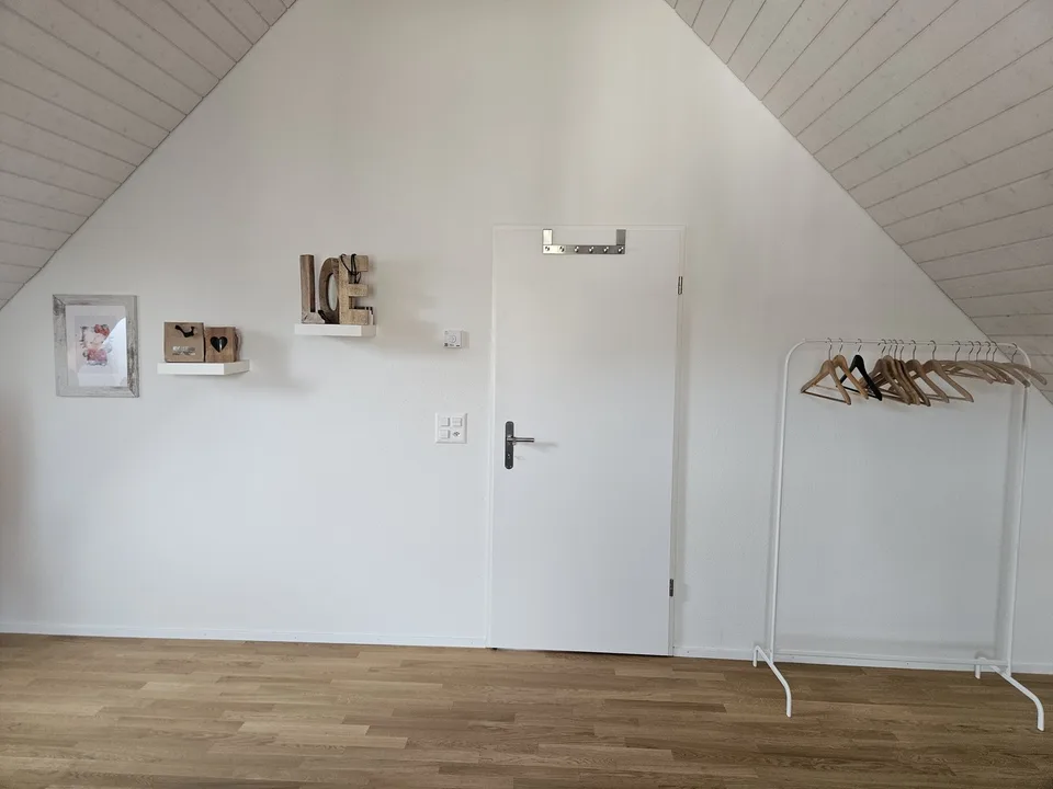 Ruhiges Zimmer auf eigener Etage zu vermieten