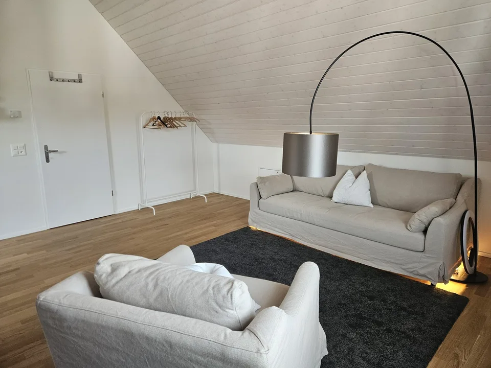 Ruhiges Zimmer auf eigener Etage zu vermieten