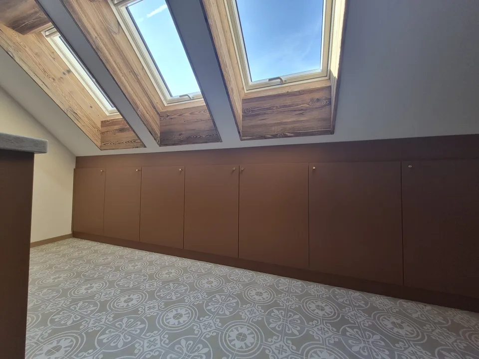 Duplex dans une ferme historique du 18ème siècle, exclusivement rénovée au moyen de matériaux nobles, au centre du village de Gumefens