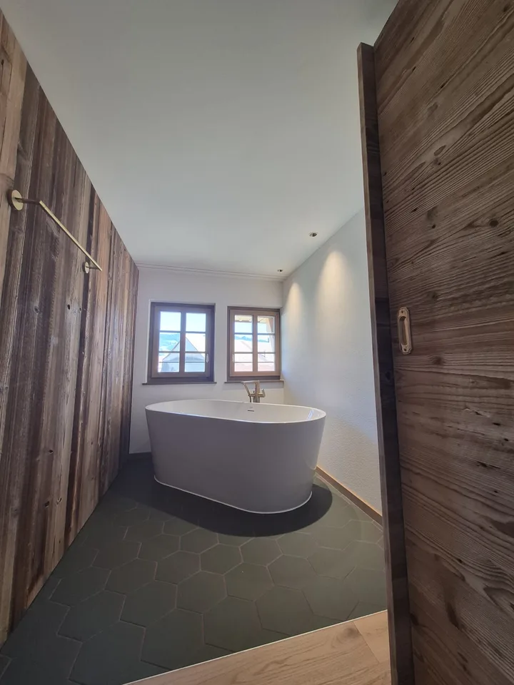 Duplex dans une ferme historique du 18ème siècle, exclusivement rénovée au moyen de matériaux nobles, au centre du village de Gumefens