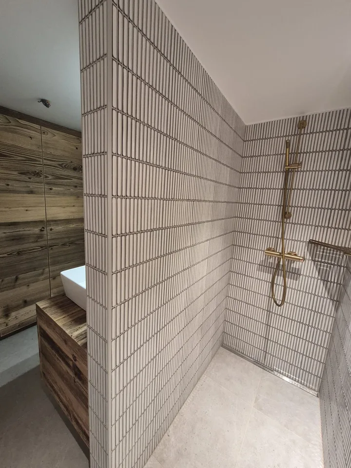Duplex dans une ferme historique du 18ème siècle, exclusivement rénovée au moyen de matériaux nobles, au centre du village de Gumefens