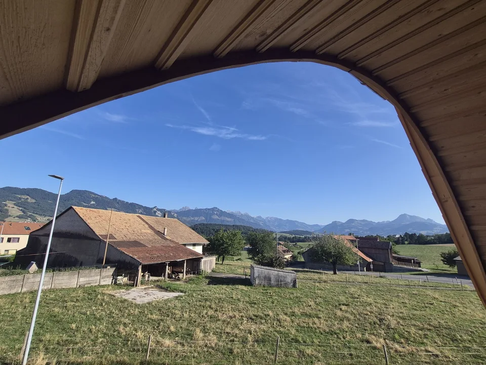 Duplex dans une ferme historique du 18ème siècle, exclusivement rénovée au moyen de matériaux nobles, au centre du village de Gumefens