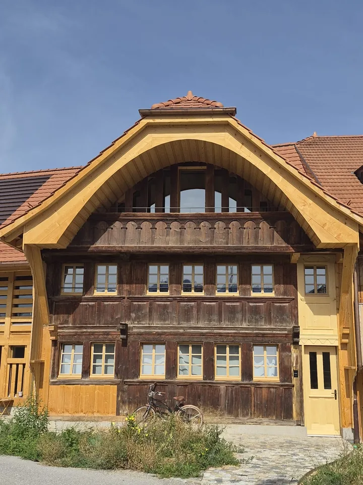 Duplex dans une ferme historique du 18ème siècle, exclusivement rénovée au moyen de matériaux nobles, au centre du village de Gumefens