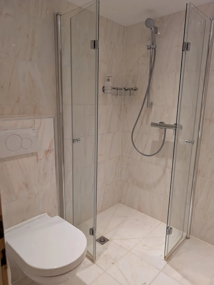 Hochwertig ausgebaute 3,5-Zimmer-Einliegerwohnung mit separatem Eingang, Echtholzböden & Miele-Küche