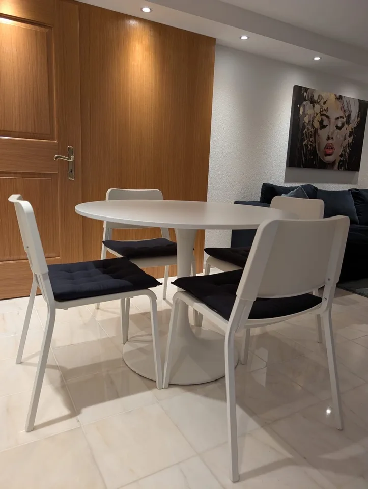 Hochwertig ausgebaute 3,5-Zimmer-Einliegerwohnung mit separatem Eingang, Echtholzböden & Miele-Küche