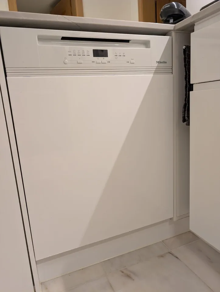 Hochwertig ausgebaute 3,5-Zimmer-Einliegerwohnung mit separatem Eingang, Echtholzböden & Miele-Küche