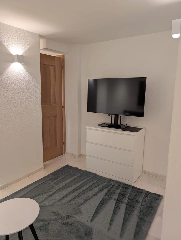 Hochwertig ausgebaute 3,5-Zimmer-Einliegerwohnung mit separatem Eingang, Echtholzböden & Miele-Küche