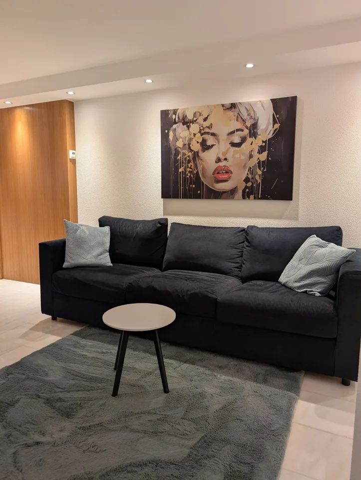 Hochwertig ausgebaute 3,5-Zimmer-Einliegerwohnung mit separatem Eingang, Echtholzböden & Miele-Küche