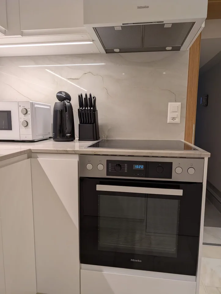 Hochwertig ausgebaute 3,5-Zimmer-Einliegerwohnung mit separatem Eingang, Echtholzböden & Miele-Küche