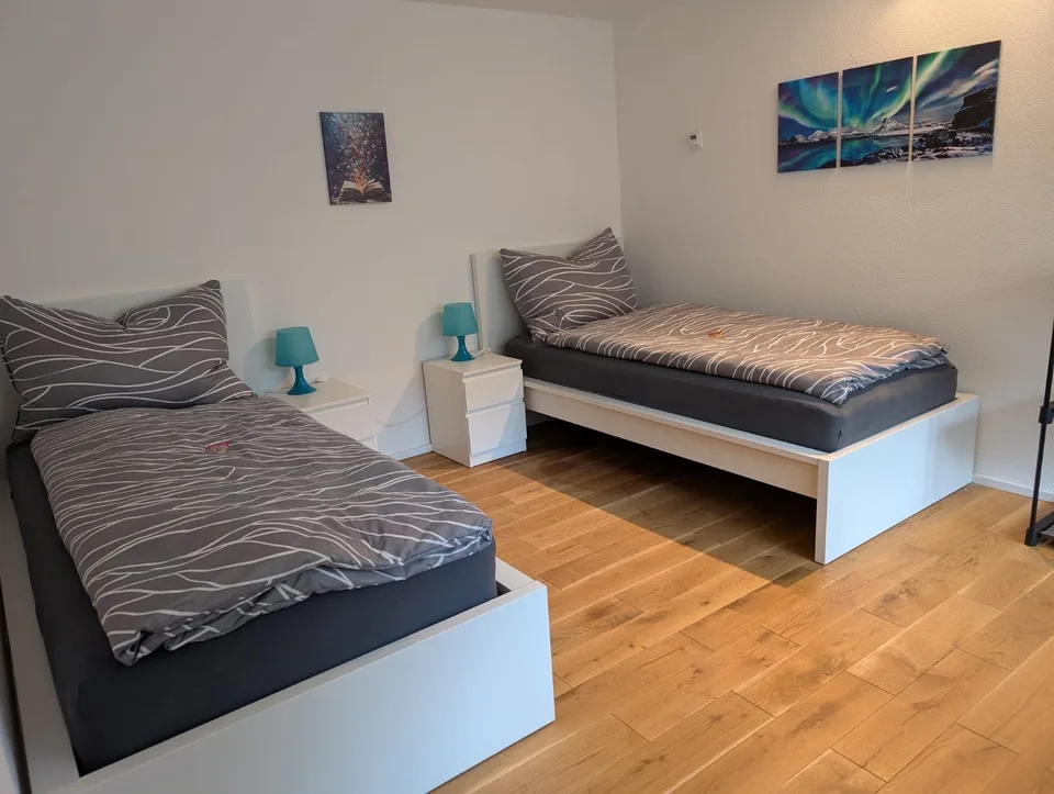 Hochwertig ausgebaute 3,5-Zimmer-Einliegerwohnung mit separatem Eingang, Echtholzböden & Miele-Küche