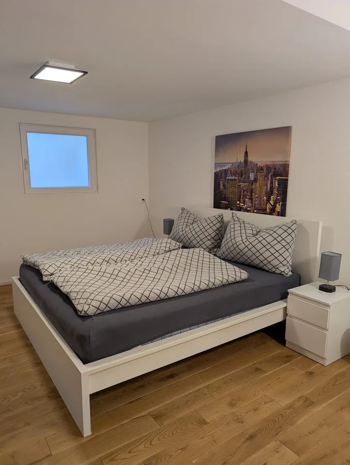 Hochwertig ausgebaute 3,5-Zimmer-Einliegerwohnung mit separatem Eingang, Echtholzböden & Miele-Küche