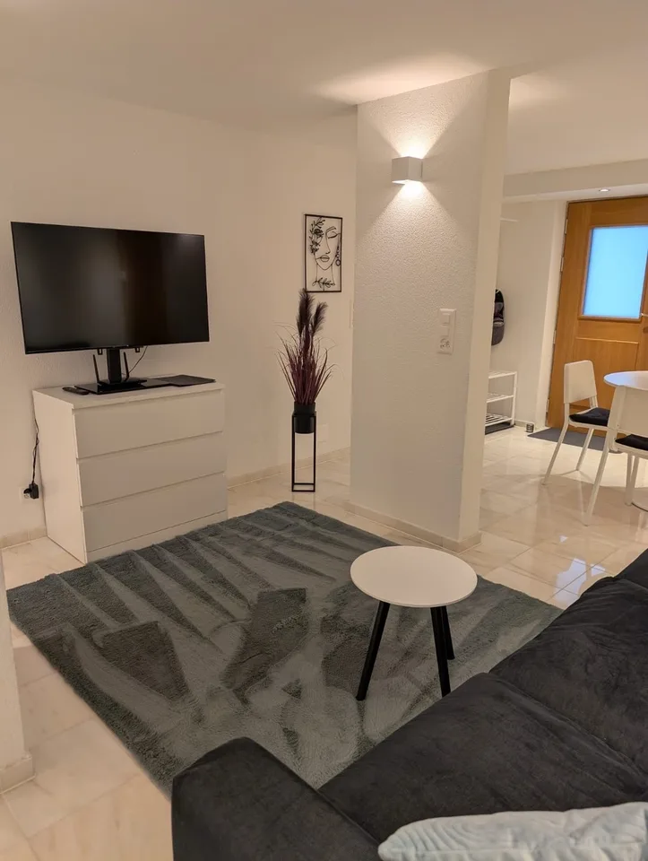 Hochwertig ausgebaute 3,5-Zimmer-Einliegerwohnung mit separatem Eingang, Echtholzböden & Miele-Küche