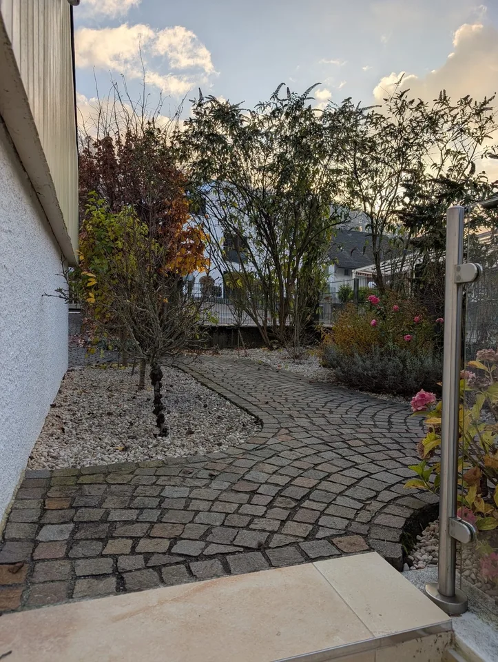 Hochwertig ausgebaute 3,5-Zimmer-Einliegerwohnung mit separatem Eingang, Echtholzböden & Miele-Küche
