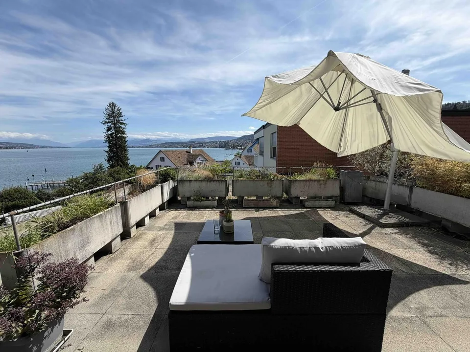 Attikawohnung mit 180 Grad toller See- und Fernsicht in die Berge in Oberrieden - 4.5 Zimmer