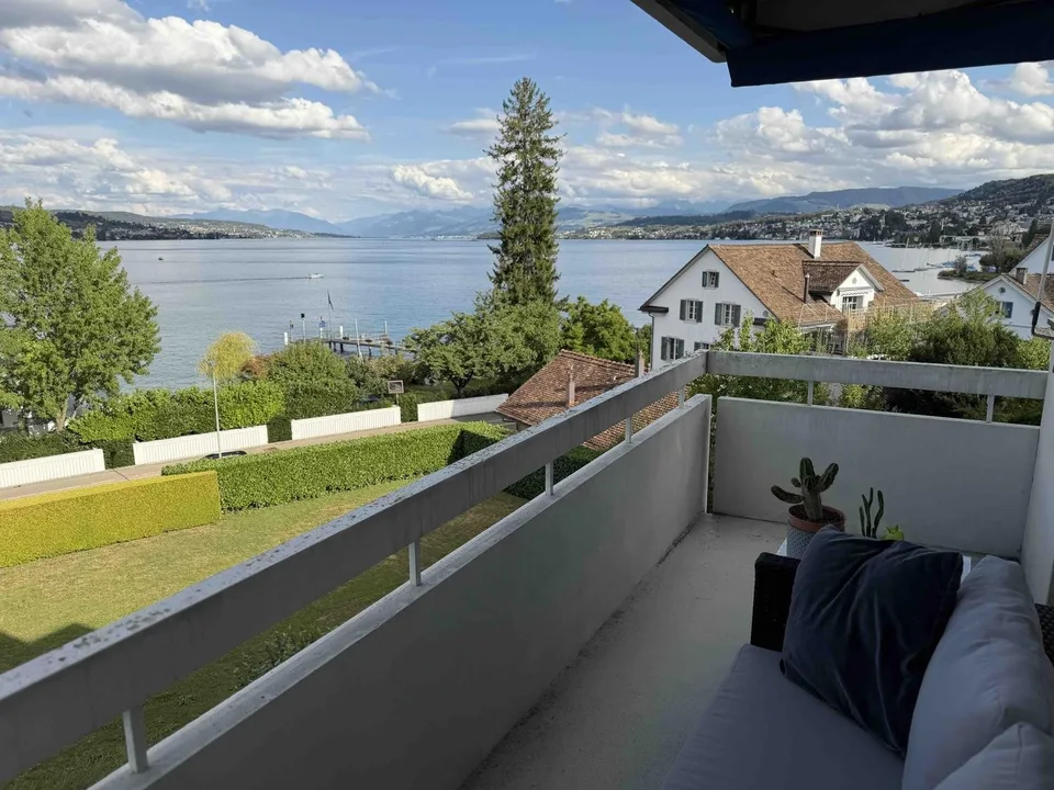 Attikawohnung mit 180 Grad toller See- und Fernsicht in die Berge in Oberrieden - 4.5 Zimmer
