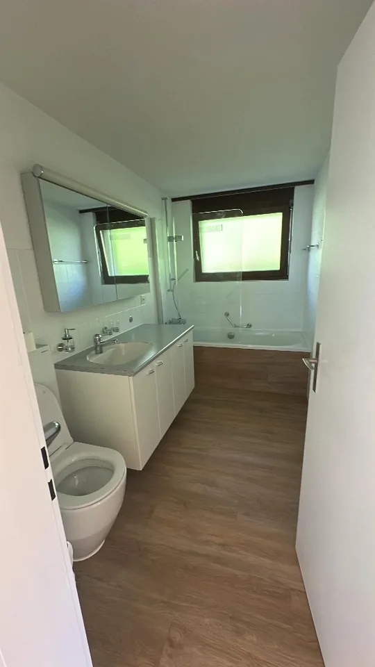 Titel: Traumhafte, grosszügige 4.5-Zimmer-Wohnung (97 m²) in Oberhofen am Thunersee mit grossem Balkon und Seesicht zu untervermieten